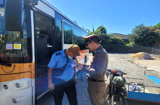 ห่วงใย… การเดินทางด้วยรถสาธารณะ..ช่วงเทศกาลปีใหม่ 2567 ตรวจวัดปริมาณแอลกอฮอล์ พนักงานขับรถโดยสารประจำทาง