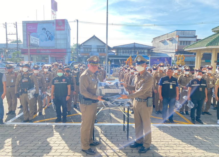 แจกเสื้อสะท้อนแสงให้ข้าราชการตำรวจ ทุกนาย