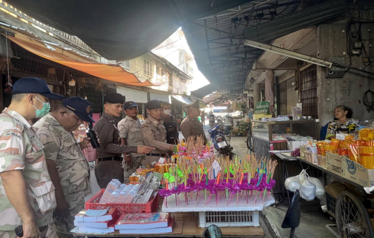 ร่วมเจ้าหน้าที่ฝ่ายปกครอง ประชาสัมพันธ์ร้านค้าจำหน่าย พลุ , ดอกไม้ไฟ , โคมลอย เนื่องในวันลอยกระทงให้ปฏิบัติตามกฎหมาย