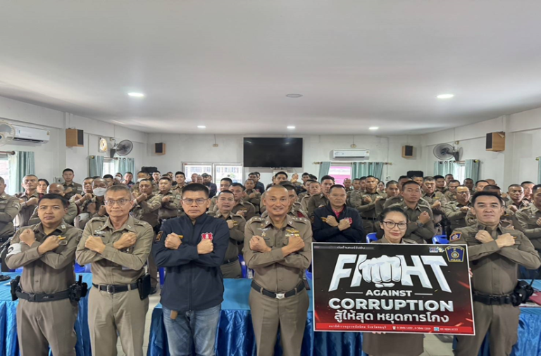 แสดงสัญลักษณ์ รณรงค์ต่อต้านคอร์รัปชั่น และมอบนโยบายให้กับข้าราชการตำรวจใหม่