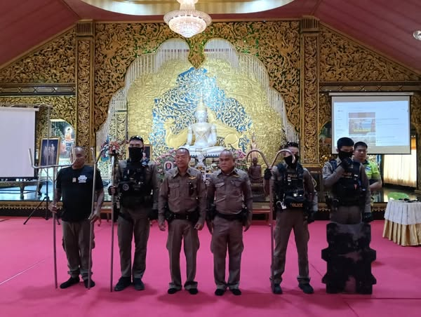 สาธิตและฝึกการใช้ไม้ง่ามเพื่อระงับเหตุคนคลุ้มคลั่ง โครงการฝึกอบรมจัดตั้งชุดรักษาความปลอดภัยหมู่บ้าน​ (ชรบ.)