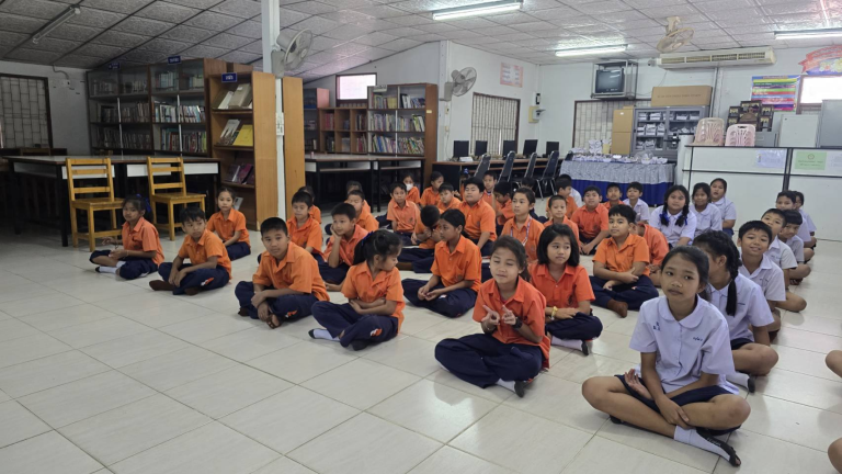 อบรมให้ความรู้เกี่ยวกับการขับขี่ปลอดภัยให้กับนักเรียน