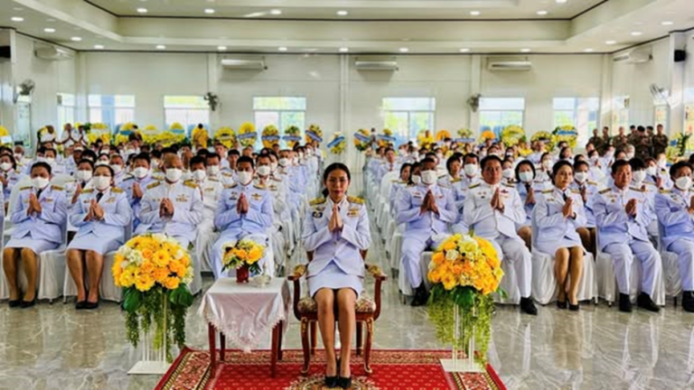 ร่วมพิธีทำบุญตักบาตรถวายพระราชกุศล และพิธีวางพวงมาลาถวายราชสักการะ