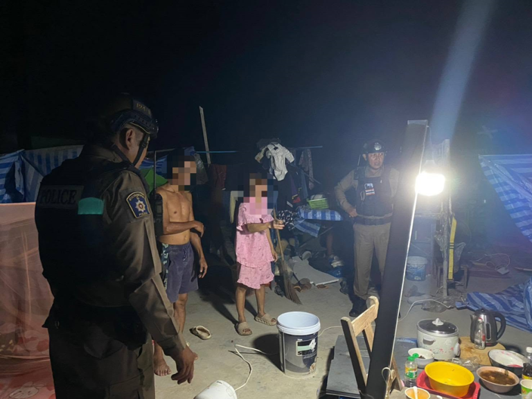 ตรวจสอบเหตุบุคคลเมาส่งเสียงดังก่อกวนเดือนร้อนรำคาญ
