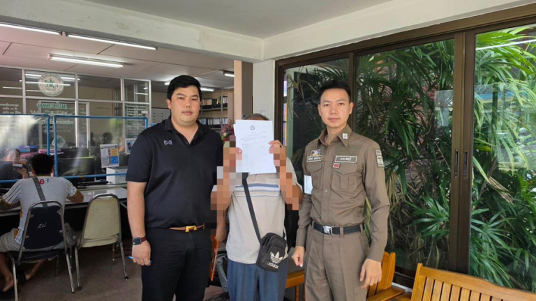 จับกุมรถบรรทุกทำทรายตกหล่น บริเวณแยกจันทร์อำนวยและแยกศุขประยูร